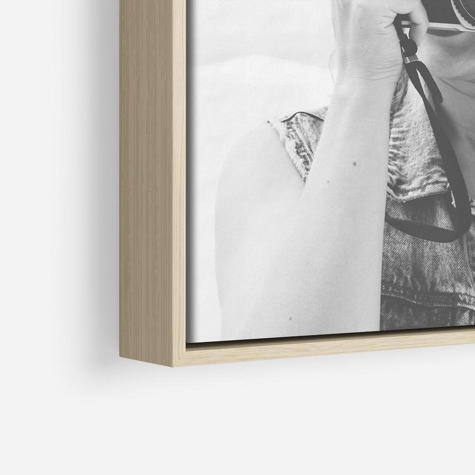 Obraz w ramie 80x80 - Zrób mi Zdjęcie - fotografia, kobieta z aparatem - rama drewno