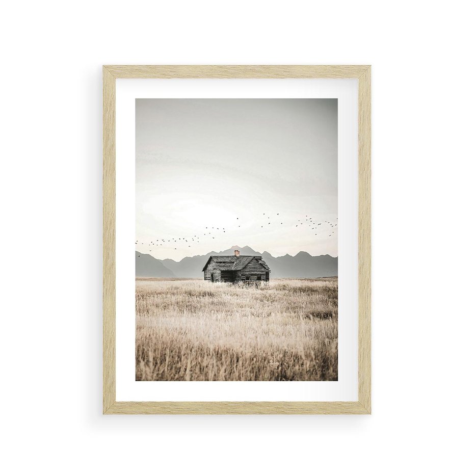 Plakat w ramie 30x40 - Wiejska Idylla - stary drewniany dom w polu suchej trawy, fotografia - rama drewno