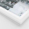 Plakat w ramie 30x40 - Spokój Zimowej Przygody w Lesie - domek w górach w lesie, zima - rama biała