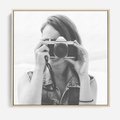 Obraz w ramie 50x50 - Zrób mi Zdjęcie - fotografia, kobieta z aparatem - rama drewno