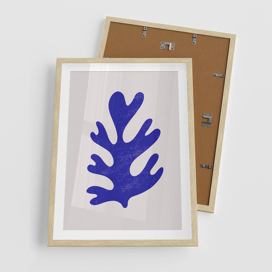 Plakat w ramie 50x70 - Przenikająca Struktura - boho plakat, niebieski liść w intensywnym kolorze - rama drewno