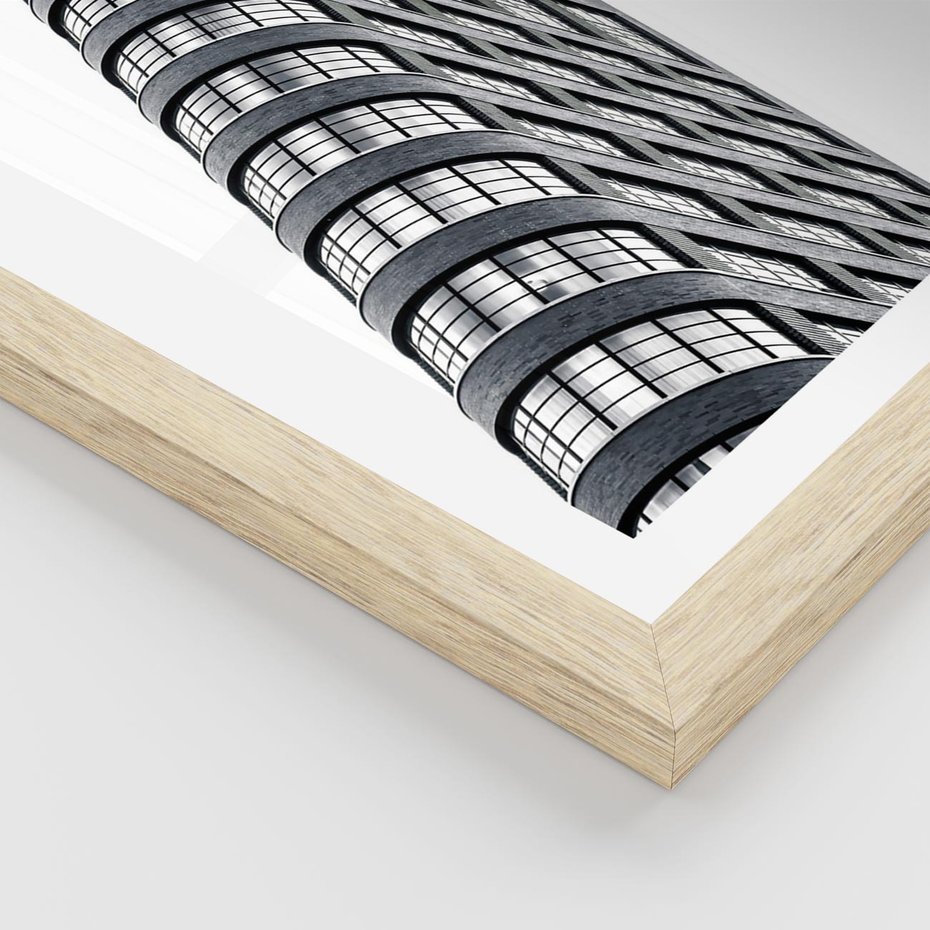 Plakat w ramie 40x50 - Wieżowiec na Monochromatycznym Obrazie - architektura, wieżowiec - rama drewno