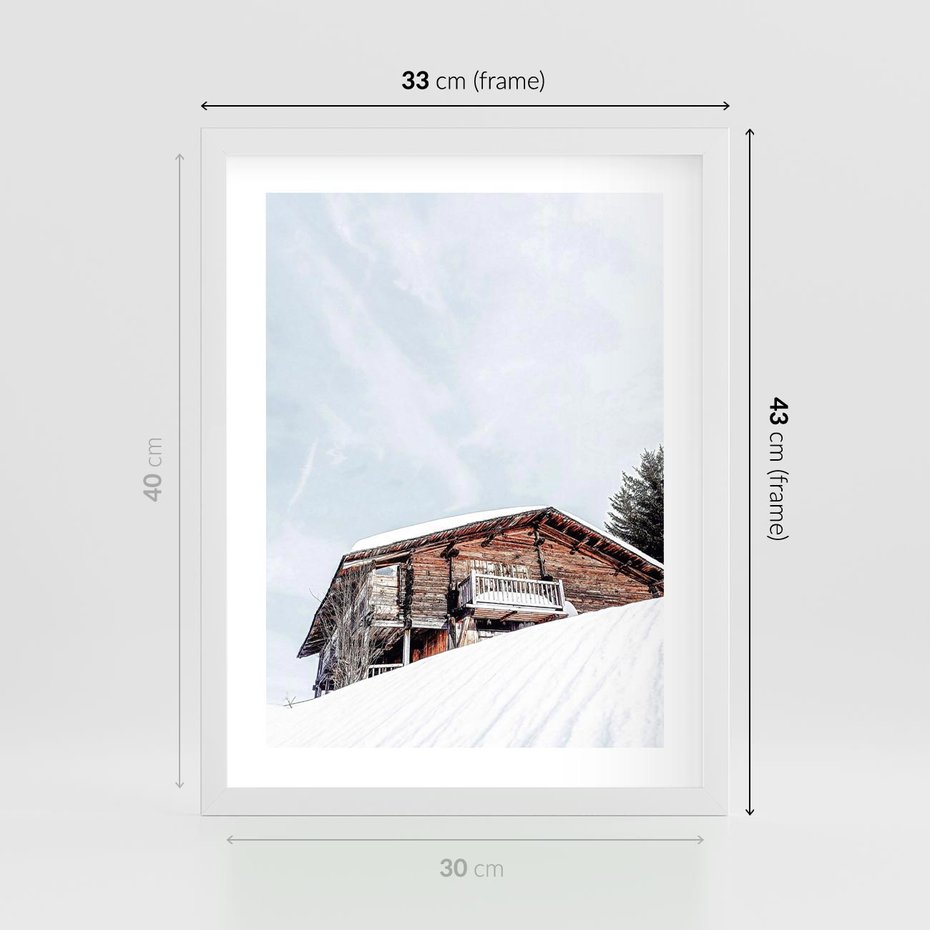Plakat w ramie 30x40 - Spokój Górskiej Zimy - chatka w górach, domek górski - rama biała