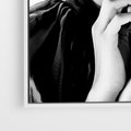 Obraz w ramie 50x50 - Czarna Elegancja - fotografia czarno biała, zbliżenie portret kobiety w czerni - rama biała