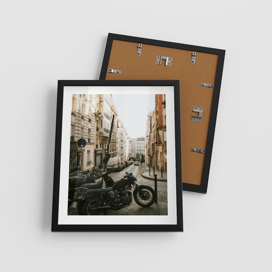 Plakat w ramie 40x50 - Ducha Przygody - motor, uliczka - rama czarna