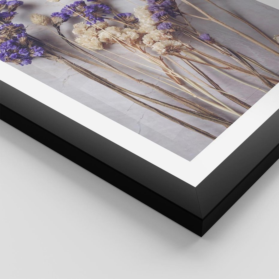 Plakat w ramie 30x40 - Błękitno-Biała Harmonia - suszone kwiaty, błekitne - rama czarna