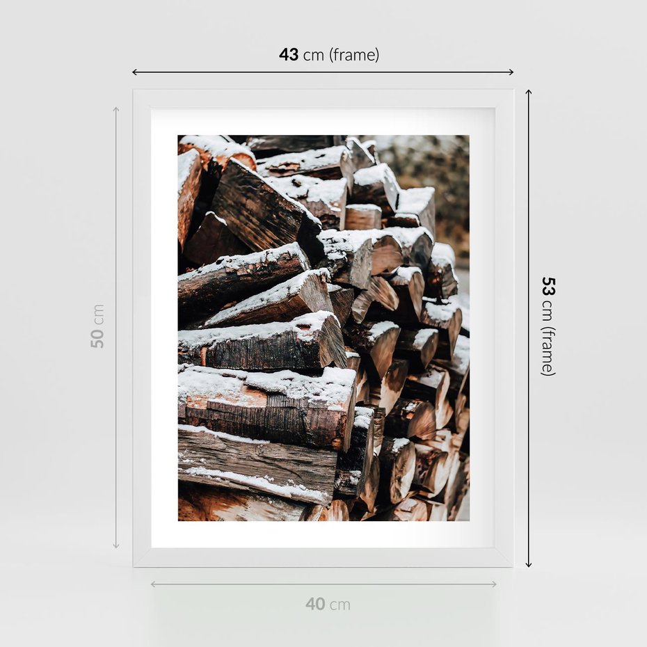 Plakat w ramie 40x50 - Zimowa Drewniana Idylla - drewno, kłody - rama biała