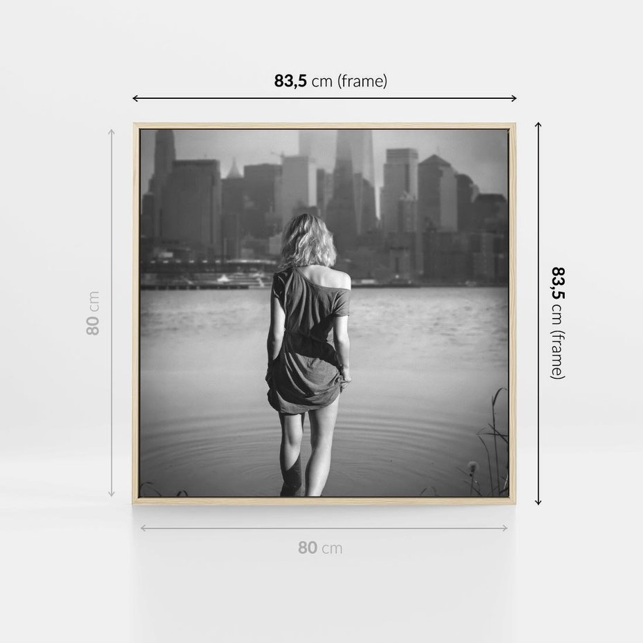 Obraz w ramie 80x80 - Kapiel w Mieście - czarno białe zdjęcie, kobieta wchodzi do wody - rama drewno