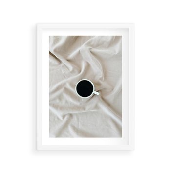 Plakat w ramie 40x50 - Poranek z Kawą - kawa filiżanka w białej pościeli - rama biała