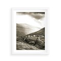 Plakat w ramie 40x50 - Domki w Górach - czarno biała fotografia, górski pejzaż - rama biała