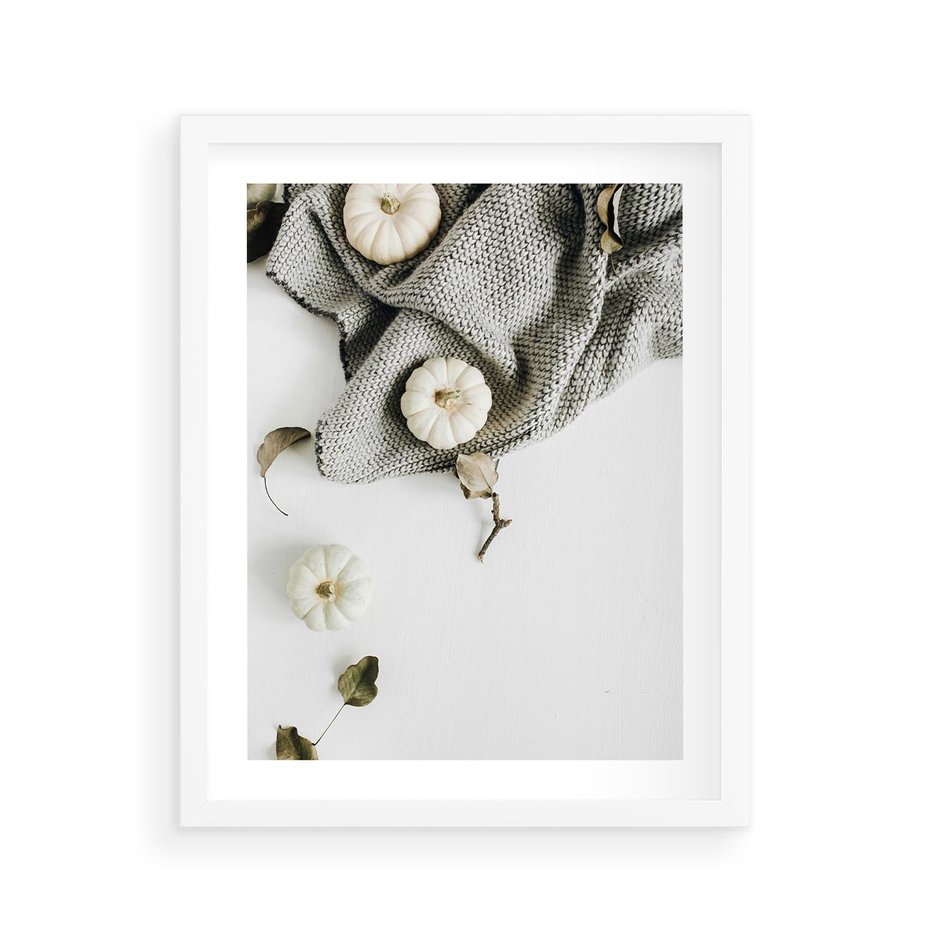 Plakat w ramie 40x50 - Białe Dynie i Przytulny Koc - kompozycja jesienna, białe dynie - rama biała