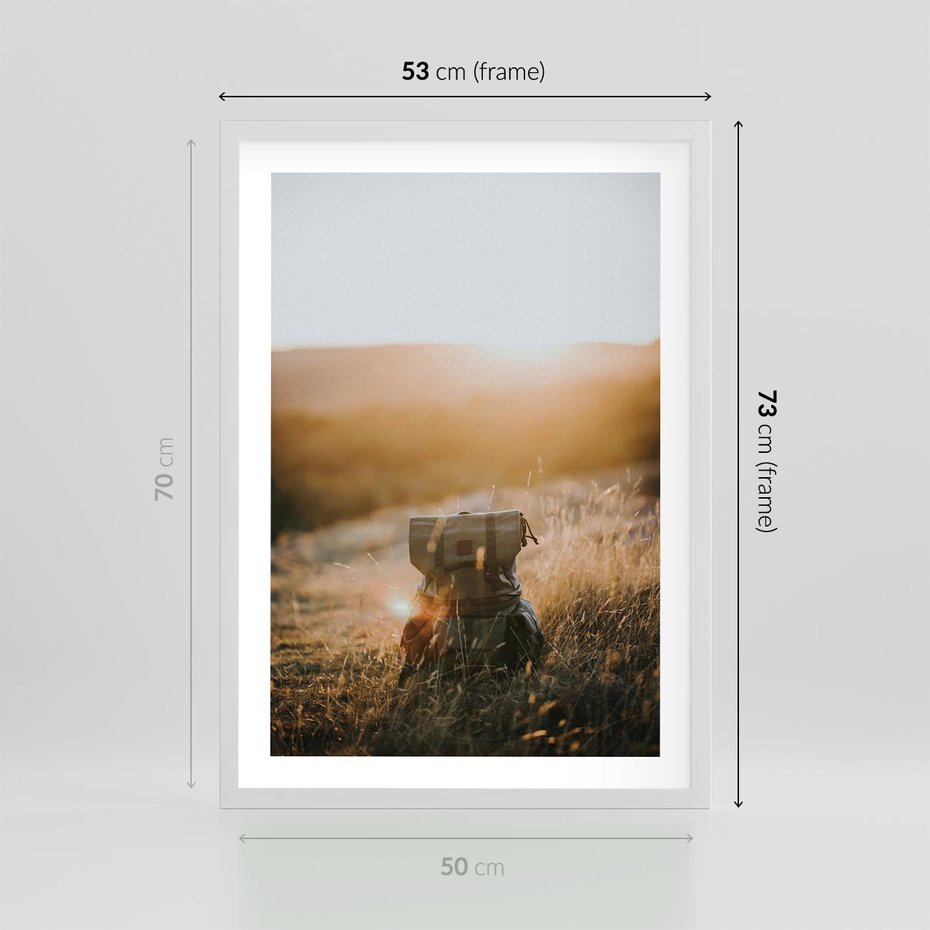 Plakat w ramie 50x70 - Podróżniczy bukiet na łące - plecak, podróż - rama biała