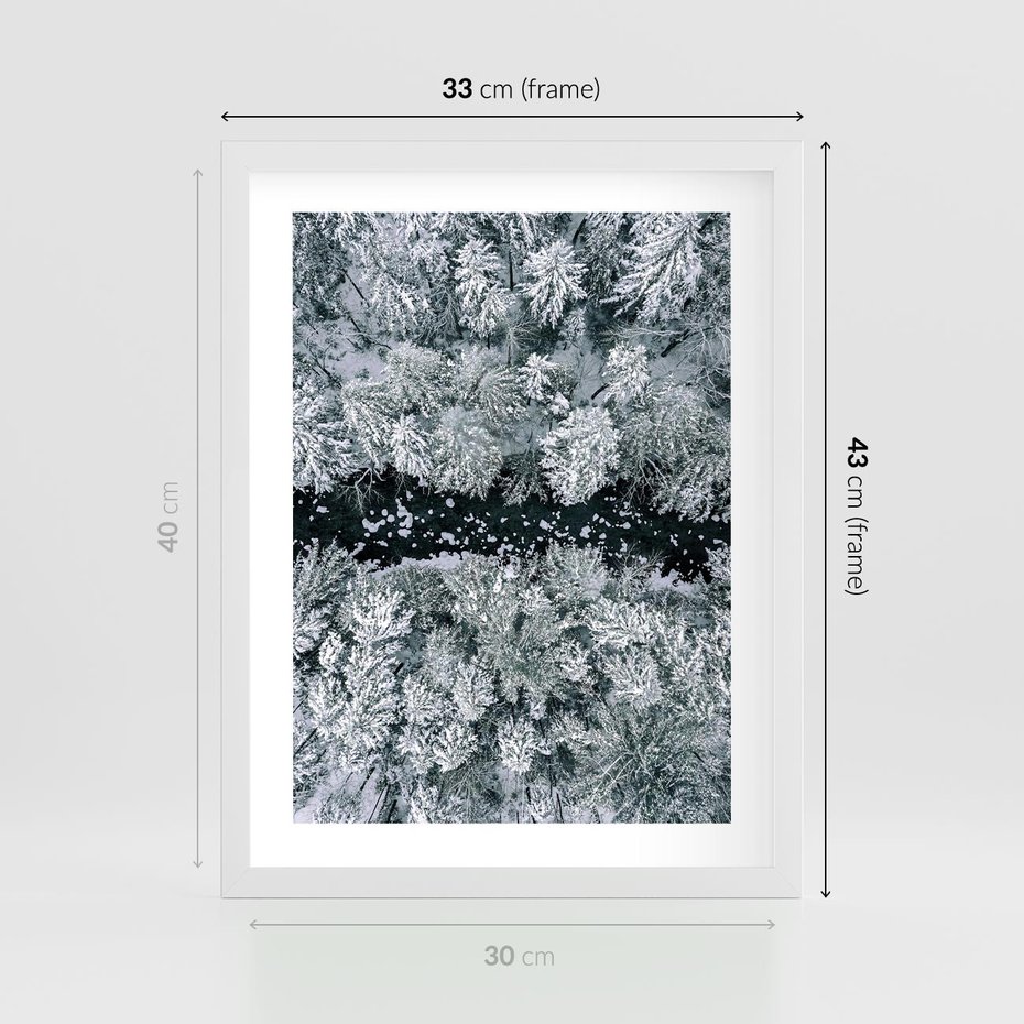 Plakat w ramie 30x40 - Zimowy Krajobraz z Góry - zdjęcie z góry, zaśnieżony las i zamarznięty strumyk - rama biała