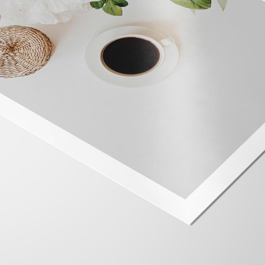 Plakat bez ramy 21x30 - Bukiet Kwiatów i Kawa na Stole - fotografia, na stole bukiet