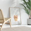 Plakat w ramie 30x40 - Minimalistyczna Moda: Klapki na Białym Tle - klapki, minimalizm - rama drewno
