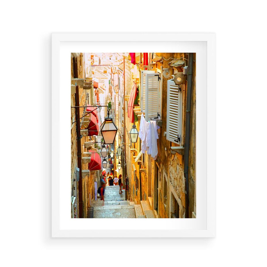 Plakat w ramie 40x50 - Odkryj tajemnice miasta - uliczka, perspektywa - rama biała