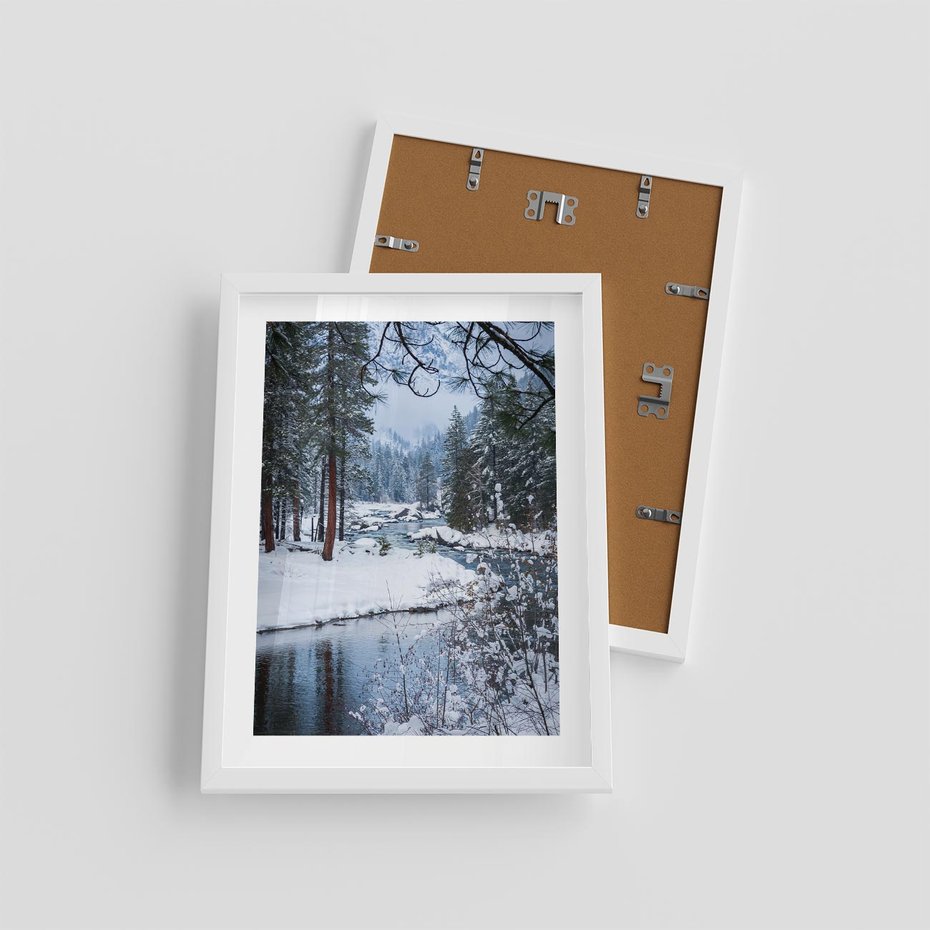 Plakat w ramie 30x40 - Śnieżne cuda - zima, las - rama biała