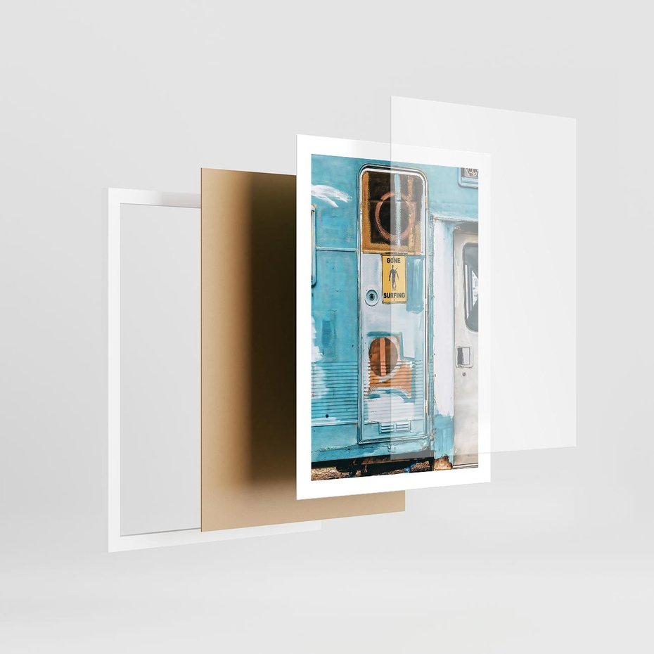 Plakat w ramie 50x70 - Nostalgiczna Podróż - stara przyczepa kempingowa, niebieskie kolory - rama biała