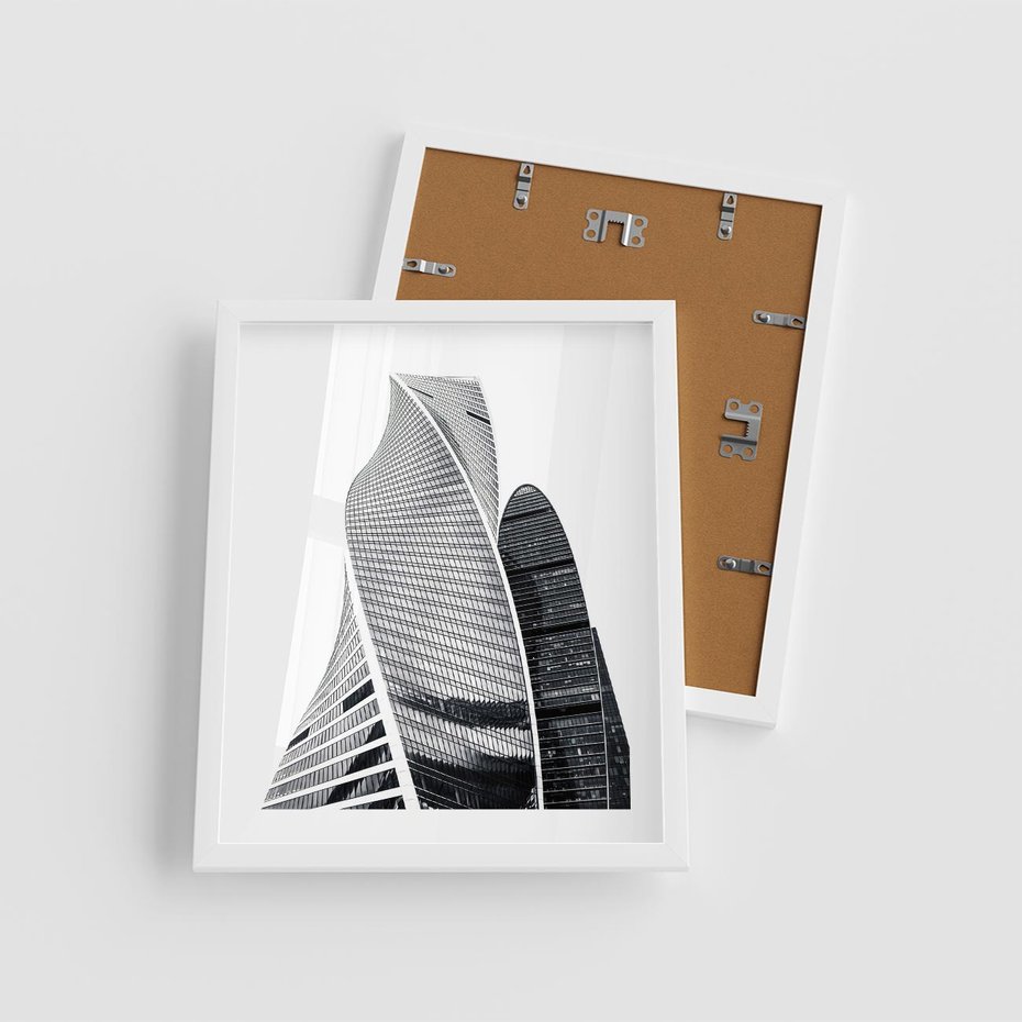Plakat w ramie 40x50 - Wieżowce z Falistymi Kształtami - nowoczesne wieżowce, czarno biała fotografia - rama biała