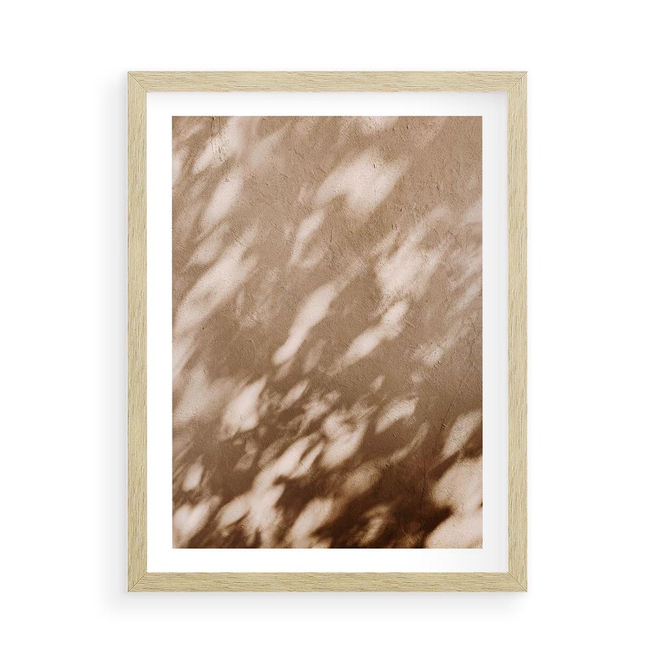 Plakat w ramie 50x70 - Abstrakcyjna Kompozycja: Cień na Ścianie - cień na ścianie, beżowe kolory - rama drewno