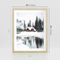 Plakat w ramie 40x50 - Urok Zimowego Krajobrazu - domek w górach, zima - rama drewno