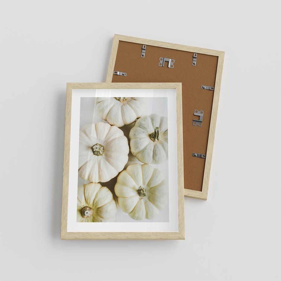 Plakat w ramie 30x40 - Jesienne Dynie: Delikatna Kompozycja - białe dynie, jasna kompozycja - rama drewno