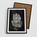 Plakat w ramie 50x70 - Nocne Uniesienia - abstrakcyjny kwiat, mroczna atmosfera - rama czarna