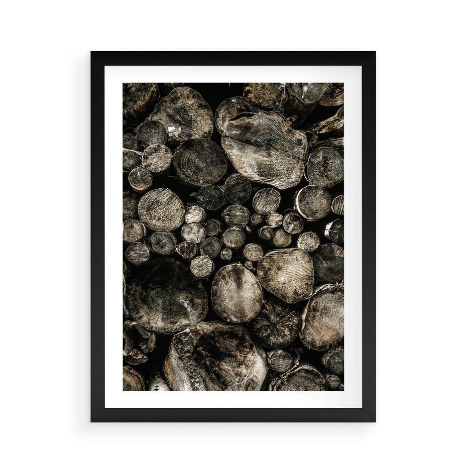 Plakat w ramie 50x70 - Stos Drewna - kłody drewna, pociete drweno - rama czarna