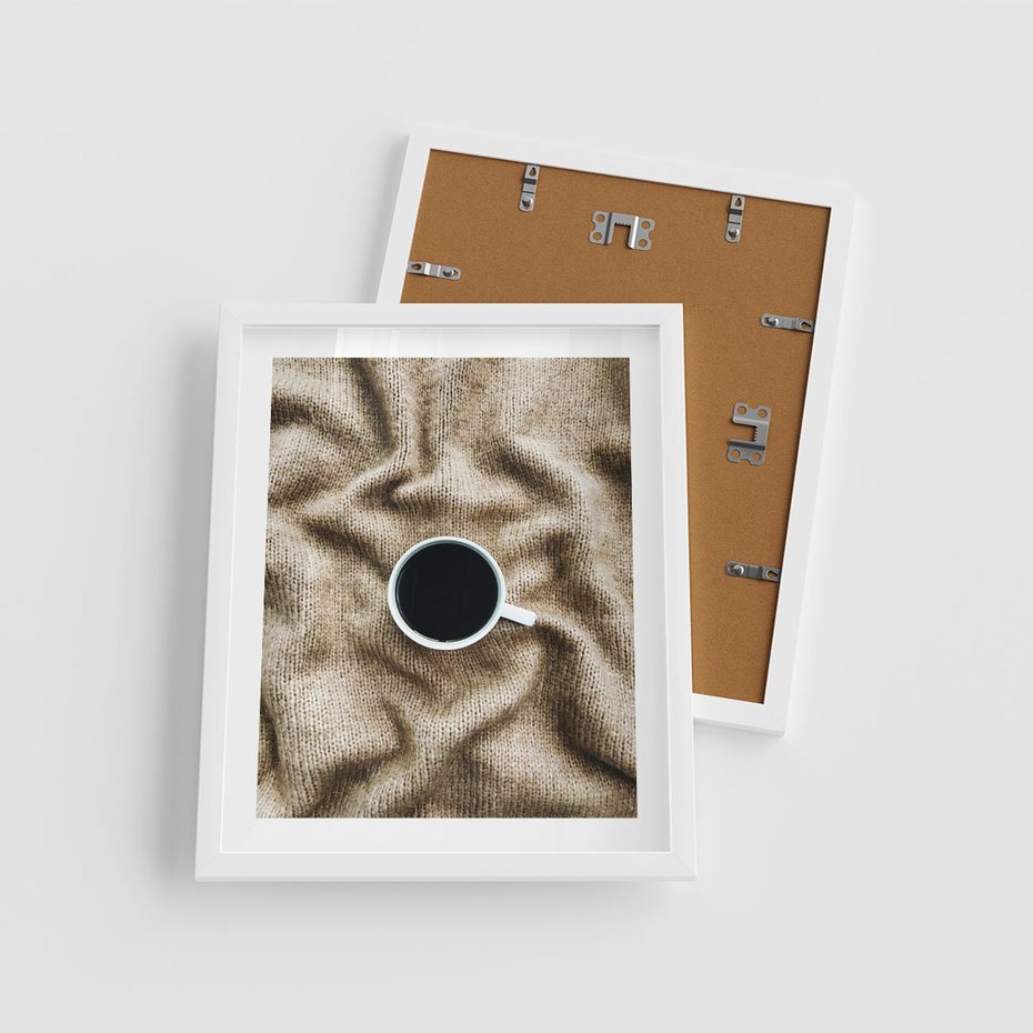 Plakat w ramie 40x50 - Filiżanka Kawy na Brązowym Kocu - kawa, czarna kawa - rama biała