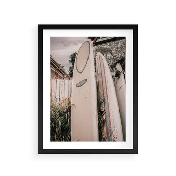 Plakat w ramie 50x70 - Deski Surfingowe czekają na Fale - deski surfingowe, stoją pod płotem - rama czarna
