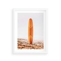 Plakat w ramie 30x40 - Deska w Piasku: Gotowa na Fale - plaża, pomarańczowa deska surfingowa wbita w piasek - rama biała