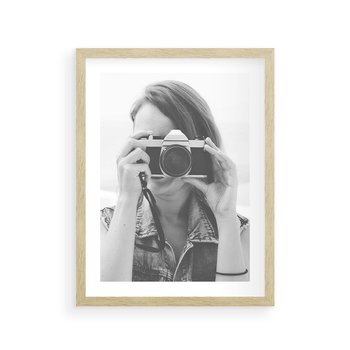Plakat w ramie 50x70 - Zrób mi Zdjęcie - fotografia, kobieta z aparatem - rama drewno