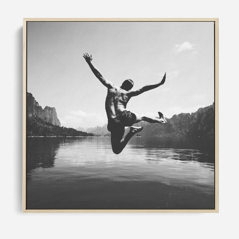 Obraz w ramie 80x80 - Beztroska Chwila - czarno biała fotografia, mężczyzna wesoło wskakuje do keziora w górach - rama drewno
