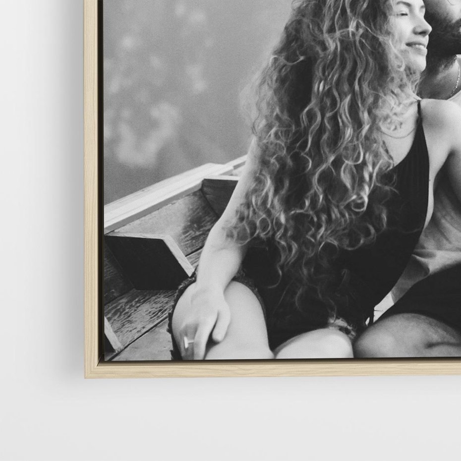 Obraz w ramie 80x80 - Księga mglistych marzeń - czarno biała fotografia, para zakochanych w łodzi - rama drewno