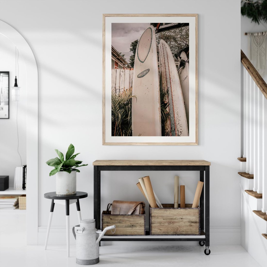 Plakat w ramie 40x50 - Deski Surfingowe czekają na Fale - deski surfingowe, stoją pod płotem - rama drewno