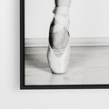 Obraz w ramie 50x70 - Tańcząca Delikatność - artystyczne zdjęcie, odcienie szarości - rama czarna