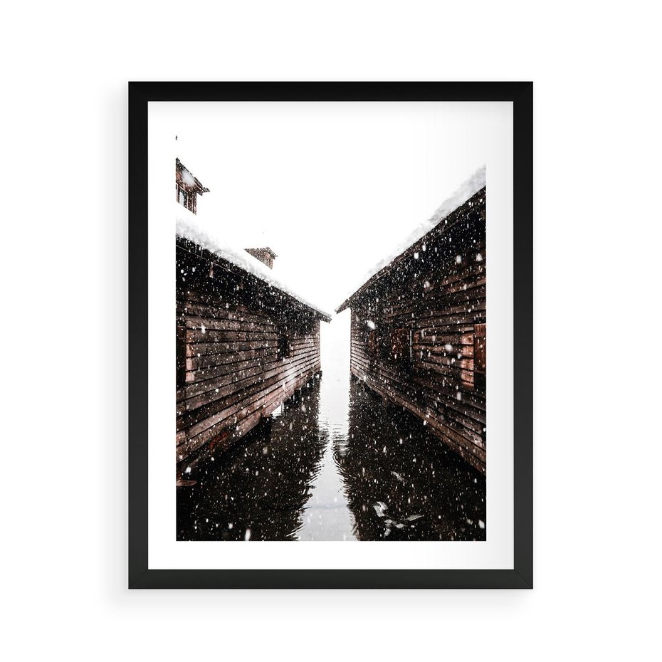 Plakat w ramie 40x50 - Spadający Śnieg - domek górski, w zimie - rama czarna