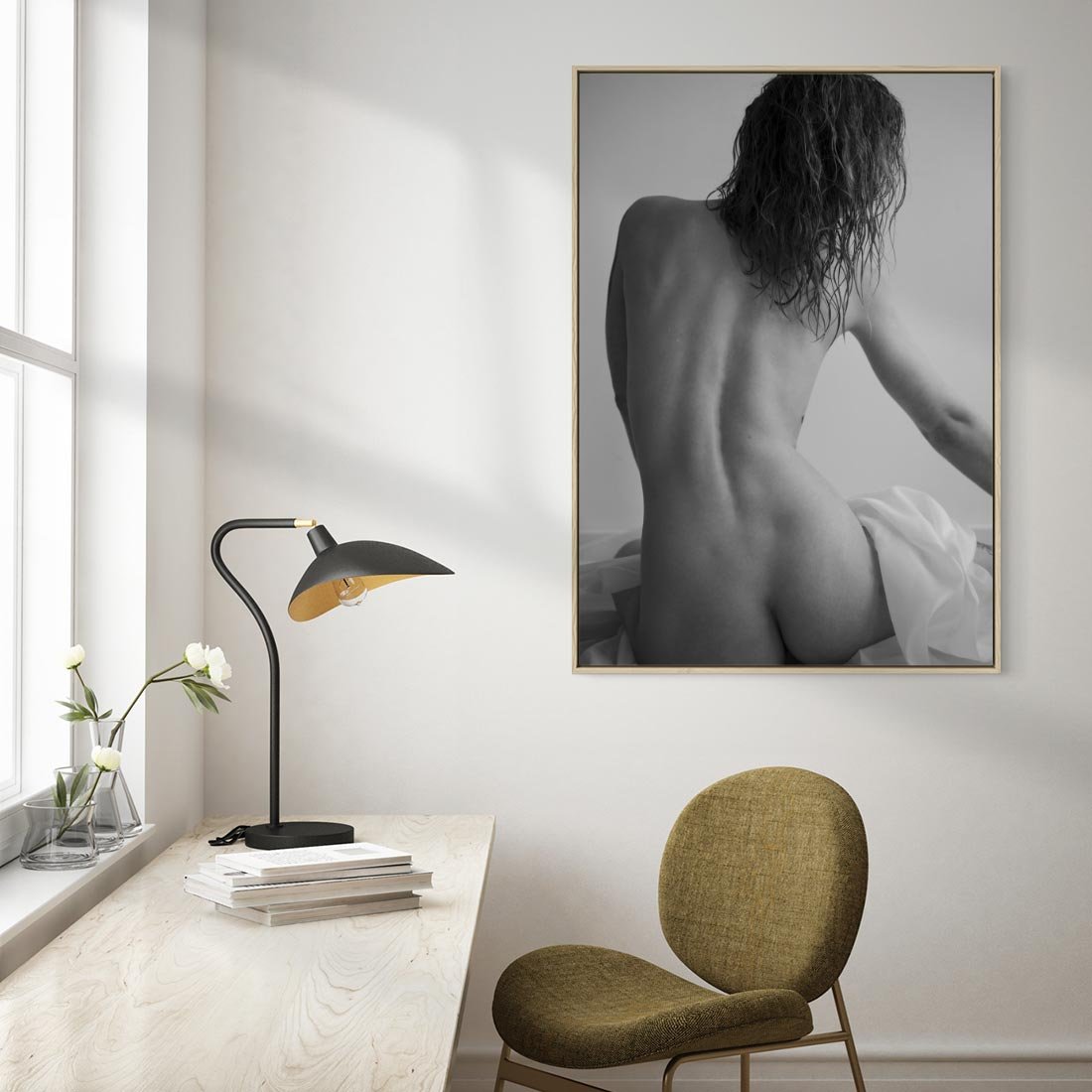 Obraz w ramie 80x120 - Piękno o Poranku - czarno biała fotografia, akt kobiecy - rama drewno