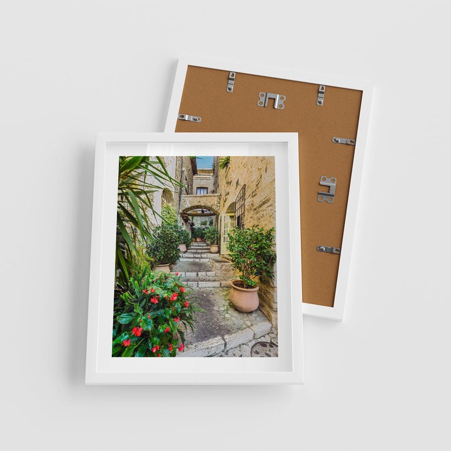 Plakat w ramie 40x50 - Perspektywa uliczki malownicza - uliczka, perspektywa - rama biała