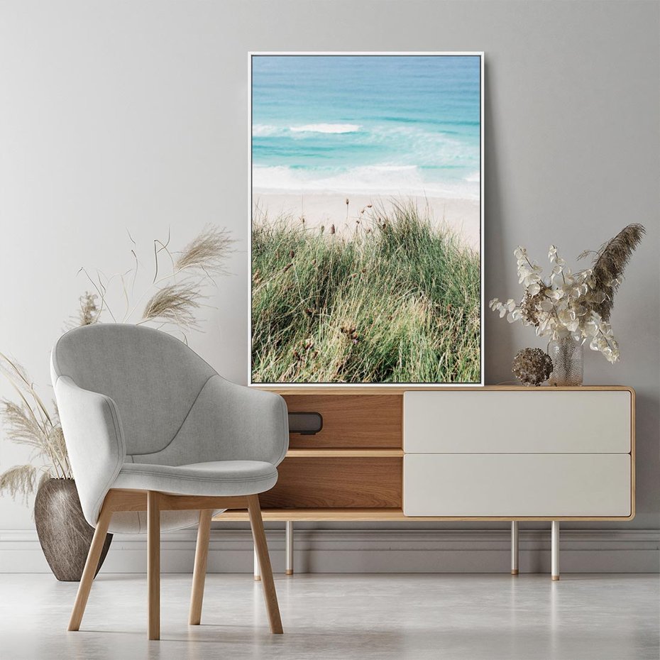 Obraz w ramie 80x120 - Harmonia Natury - widok z wydm, wydmy porośnięte trawami - rama biała