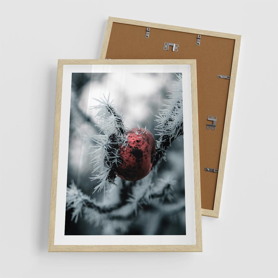 Plakat w ramie 50x70 - Chwila Zimowego Uroku - zima, ośnieżona gałązka - rama drewno