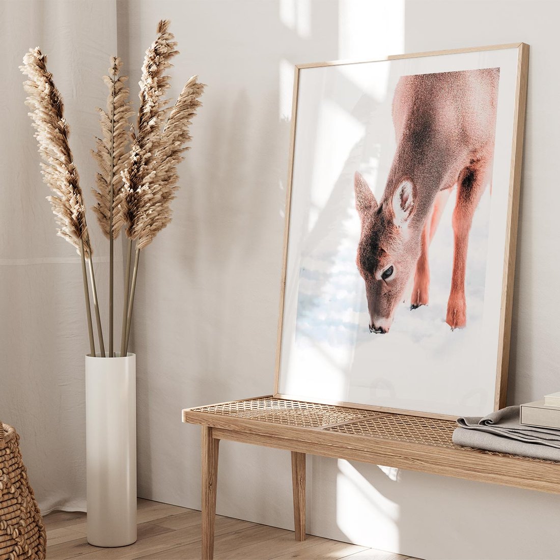 Plakat w ramie 50x70 - Sarna w Zimowym Raju - sarna, na śniegu - rama drewno
