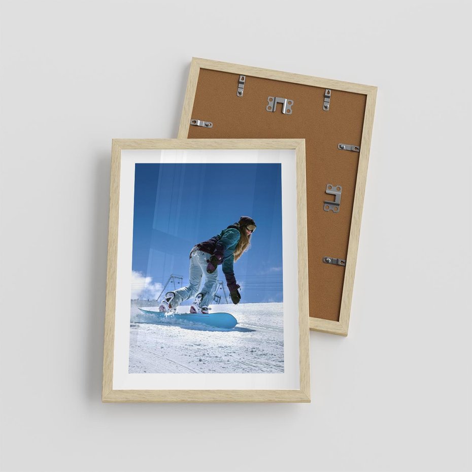 Plakat w ramie 30x40 - Snowboard na zimowych zboczach - snowboard, zima - rama drewno