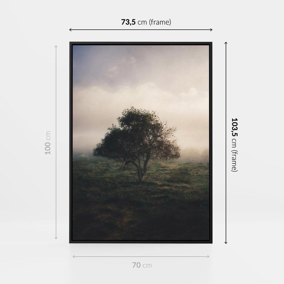 Obraz w ramie 70x100 - Zamglona Prostota - artystyczna fotografia, samotne drzewo na zamglonej łące - rama czarna