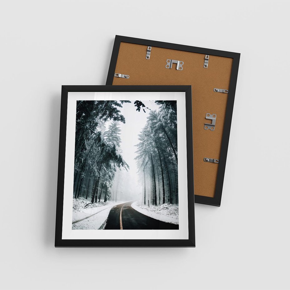 Plakat w ramie 40x50 - Droga przez Zimowy Las - drzewa, śnieg - rama czarna