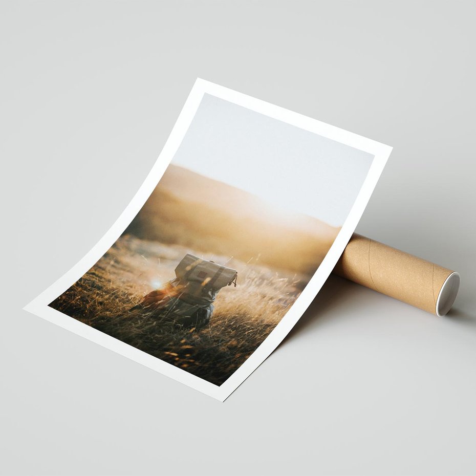 Plakat bez ramy 30x40 - Podróżniczy bukiet na łące - plecak, podróż