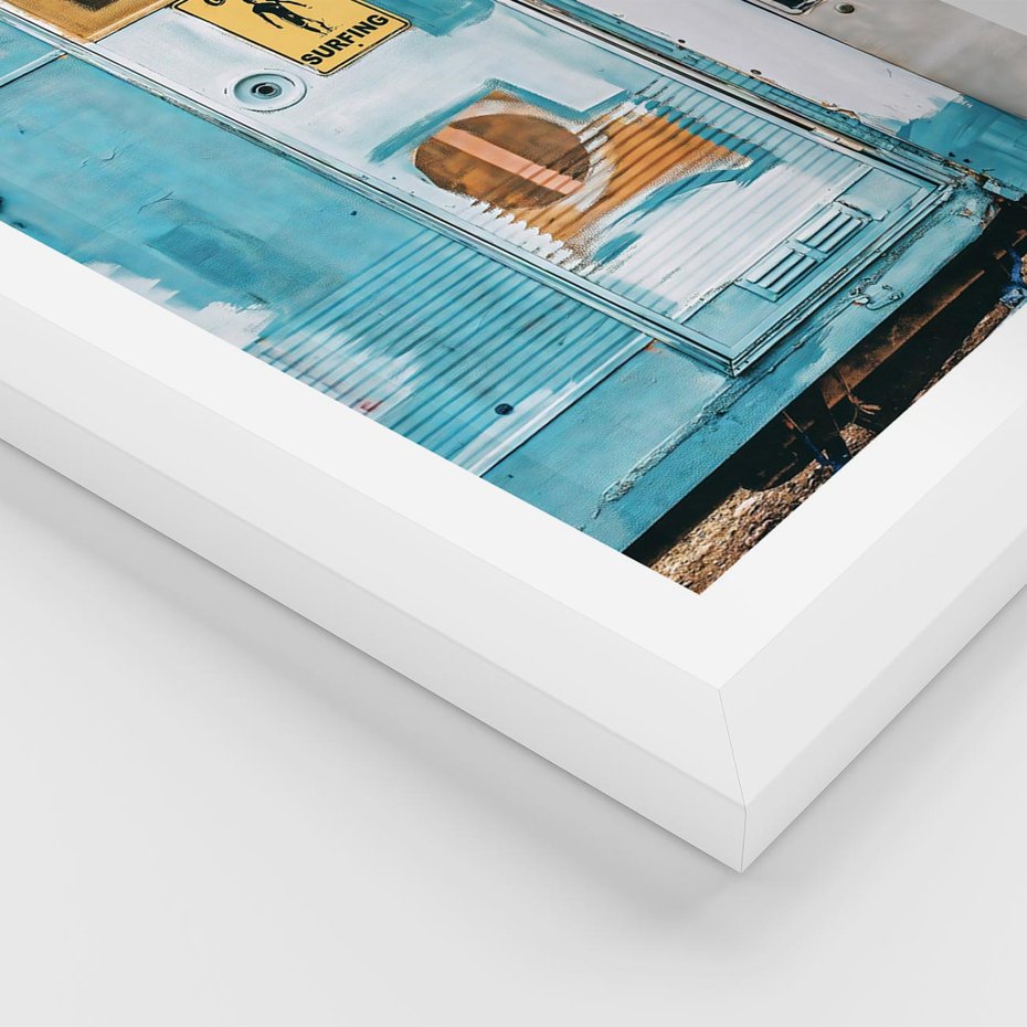 Plakat w ramie 40x50 - Nostalgiczna Podróż - stara przyczepa kempingowa, niebieskie kolory - rama biała