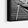 Obraz w ramie 100x70 - Miasto w Retro Odsłonie - fotografia czarno biała, ujęcie na dachy wielkiego miasta - rama czarna