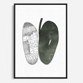Obraz w ramie 70x100 - Przesunięte Jabłko - minimalistyczny plakat, jabłko - rama czarna