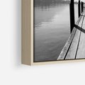 Obraz w ramie 50x50 - Spokojna Przystań - czarno biała fotografia, drewniany pomost na jeziorze - rama drewno